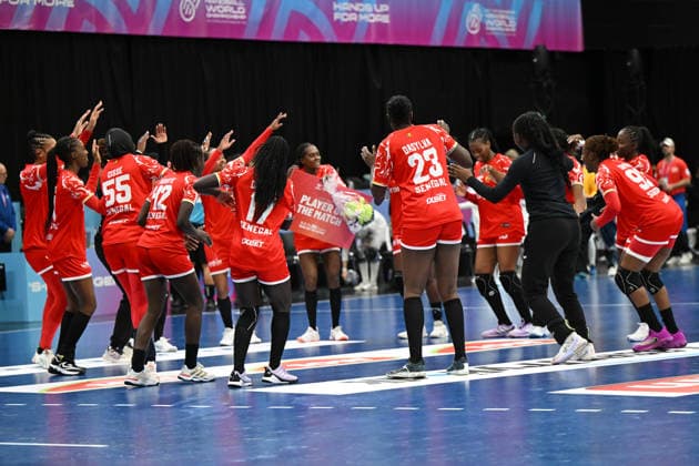 Niederlande, Handball, Weltmeisterschaft der Frauen 2025, Senegal vs Iran, 01.12.2025, Maaspoort Sports & Events, s-Hertogenbosch, Niederlande, Freudentanz der Mannschaft aus Senegal Copyright: xMarkusxVerwimpx