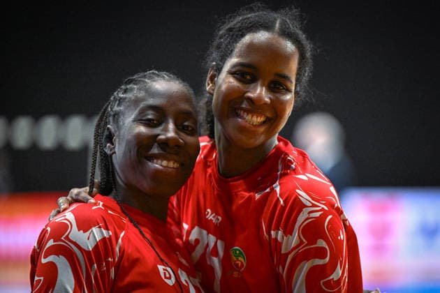 Niederlande, Handball, Weltmeisterschaft der Frauen 2025, Senegal vs Iran, 01.12.2025, Maaspoort Sports & Events, s-Hertogenbosch, Niederlande, Dienaba Sy (Senegal, 27) und Dounia Abdourahim (Senegal, 24) Copyright: xMarkusxVerwimpx