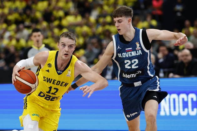 GOTHENBURG, SWEDEN 20251201 Sweden s Ludvig Hakanson and Slovenia s Stefan Joksimovic during the World Cup basketball qualifier between Sweden and Slovenia at Scandinavium, Gothenburg, Sweden December 1, 2025. GÖTEBORG SWEDEN x9200x