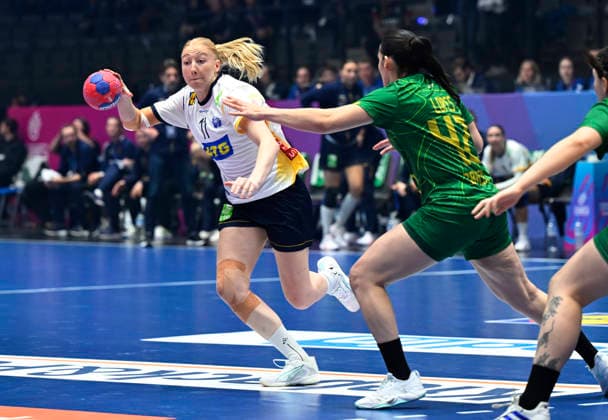 STUTTGART, TYSKLAND 20251201 Sveriges Tyra AxnÃ r och Brasiliens Jhennifer Lopes under mandagens gruppspelsmatch i grupp G i damernas handbolls-VM mellan Sverige och Brasilien i Porsche Arena i Stuttgart, Tyskland.
