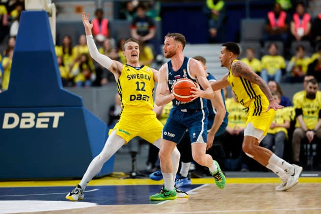 GÖTEBORG, SVERIGE 20251201 Sveriges Ludvig Hakanson och Sloveniens Leon Stergar under tisdagens VM-kval i basket mellan Sverige och Slovenien i Scandinavium. GÖTEBORG SVERIGE x9200x