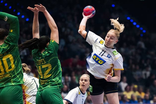 251201 Tyra AxnÃ r of Sweden during the 2025 IHF Women™s World Championship, WM, Weltmeisterschaft handball match between Sweden and Brazil on December 1, 2025 in Stuttgart. Photo: Emma Wallskog BILDBYRAN COP 320 EW0598 handball handboll handball handboll handball bbeng vm handball-vm handbolls-vm ihf handball world championship world handball championship 2025 world championship 2025 sverige sweden brasilien dam bbeng bbauto sverige sweden Copyright: EMMAxWALLSKOG BB251201EW015