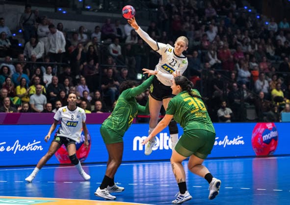 251201 Mariane Fernandes and Marcela Arounian of Brazil and Emma Lindqvist of Sweden during the 2025 IHF Women™s World Championship, WM, Weltmeisterschaft handball match between Sweden and Brazil on December 1, 2025 in Stuttgart. Photo: Emma Wallskog BILDBYRAN COP 320 EW0598 handball handboll handball bbeng vm handball-vm handbolls-vm ihf handball world championship world handball championship 2025 world championship 2025 sverige sweden brasilien dam bbauto Copyright: EMMAxWALLSKOG BB251201EW018
