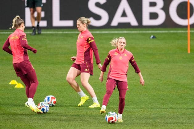 December 1, 2025, Madrid, Madrid, Spain: Elisa Sens of Germany during the training session prior her UEFA Women s Nations League 2025 final second leg match against Spain at Riyadh Air Metropolitano stadium on December 01, 2025 in Madrid, Spain. Madrid Spain - ZUMAa181 20251201_zaa_a181_103 Copyright: xOscarxJ.xBarrosox