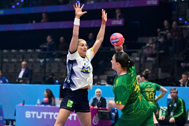 STUTTGART, TYSKLAND 20251201 Sveriges Linn Blohm mot Brasiliens Marcela Santos Arounian under mandagens gruppspelsmatch i grupp G i damernas handbolls-VM mellan Sverige och Brasilien i Porsche Arena i Stuttgart, Tyskland.