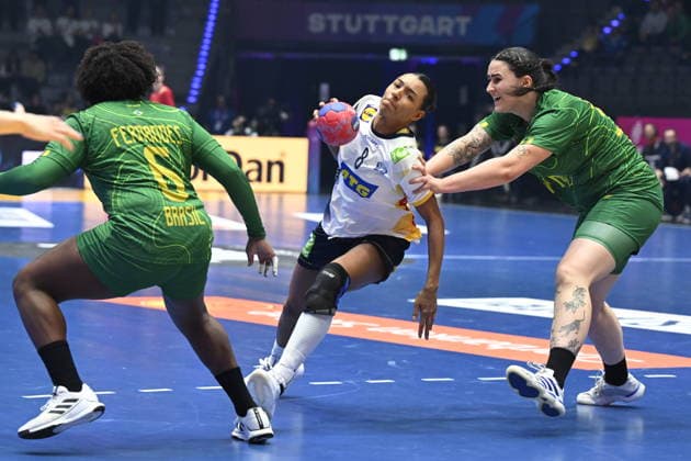 STUTTGART, GERMANY 20251201 Sweden s Jamina Roberts against Brazil s Mariane Fernandes and Marcela Santos Arounian during Monday s group stage match in Group G of the Women s Handball World Championship, WM, Weltmeisterschaft between Sweden and Brazil at the Porsche Arena in Stuttgart, Germany.