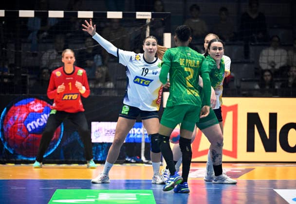 STUTTGART, TYSKLAND 20251201 Sveriges Anna Lagerquist i försvar under mandagens gruppspelsmatch i grupp G i damernas handbolls-VM mellan Sverige och Brasilien i Porsche Arena i Stuttgart, Tyskland.