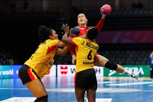 Stine Ruscetta Skogrand (Norwegen) im Zweikampf mit Albertina Da Cruz Kassoma (Angola) und Juliana Jose Machado (Angola), Suedkorea vs Kasachstan, Handball, IHF Handball Weltmeisterschaft der Frauen, 3. Spieltag, 01.12.2025 Suedkorea vs Kasachstan, Handball, IHF Handball Weltmeisterschaft der Frauen, 3. Spieltag, 01.12.2025 Copyright: xEibner-Pressefoto AlexanderxNeisx EP_ANS