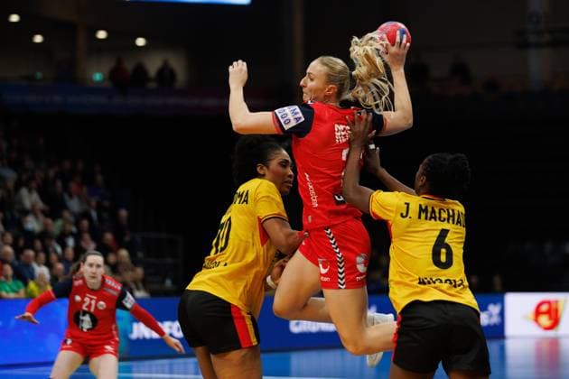 Henny Ella Reistad (Norwegen) im Zweikampf mit Albertina Da Cruz Kassoma (Angola) und Juliana Jose Machado (Angola), Norwegen vs Angola, Handball, IHF Handball Weltmeisterschaft der Frauen, 3. Spieltag, 01.12.2025 Norwegen vs Angola, Handball, IHF Handball Weltmeisterschaft der Frauen, 3. Spieltag, 01.12.2025 Copyright: xEibner-Pressefoto AlexanderxNeisx EP_ANS