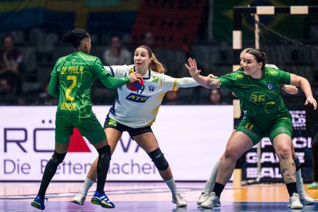251201 Anna Lagerquist of Sweden, Bruna de Paula and Marcela Arounian of Brazil during the 2025 IHF Women™s World Championship, WM, Weltmeisterschaft handball match between Sweden and Brazil on December 1, 2025 in Stuttgart. Photo: Emma Wallskog BILDBYRAN COP 320 EW0598 handball, handboll, handball,handboll,handball,bbeng,vm,handba Copyright: EMMAxWALLSKOG BB251201EW021