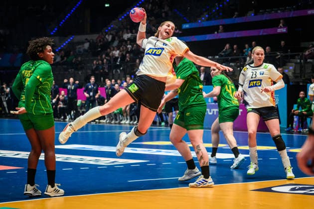Linn Blohm (Schweden, 7), li. Mariane Cristina Oliveira Fernandes (Brasilien, 6) GER, Schweden - Brasilien, Handball Weltmeisterschaft, Vorrunde, Gruppe G, 01.12.2025 GER, Schweden - Brasilien, Handball Weltmeisterschaft, Vorrunde, Gruppe G, 01.12.2025 Stuttgart Copyright: xSandyxDinkelackerx EP_SDR