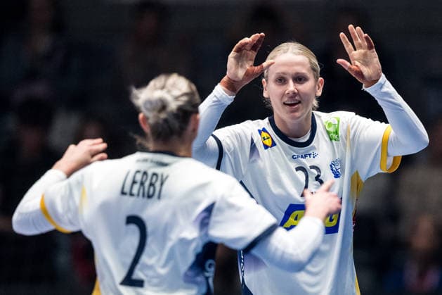 251201 Clara Lerby and Emma Lindqvist of Sweden celebrate during the 2025 IHF Women™s World Championship, WM, Weltmeisterschaft handball match between Sweden and Brazil on December 1, 2025 in Stuttgart. Photo: Emma Wallskog BILDBYRAN COP 320 EW0598 handball handboll handball bbeng vm handball-vm handbolls-vm ihf handball world championship world handball championship 2025 world championship 2025 sverige sweden brasilien dam bbauto jubel Copyright: EMMAxWALLSKOG BB251201EW022