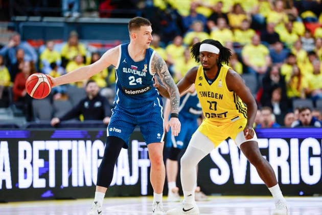 GÖTEBORG, SVERIGE 20251201 Sloveniens Alen Omic mot Sveriges Zaba Bangala under tisdagens VM-kval i basket mellan Sverige och Slovenien i Scandinavium. GÖTEBORG SVERIGE x9200x
