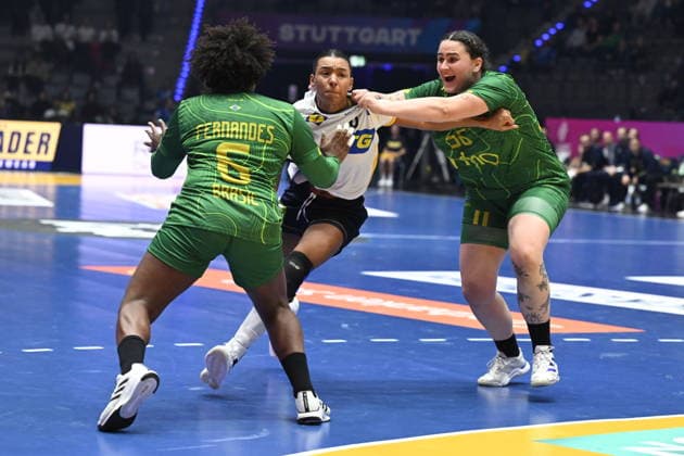 STUTTGART, GERMANY 20251201 Sweden s Jamina Roberts against Brazil s Mariane Fernandes and Marcela Santos Arounian during Monday s group stage match in Group G of the Women s Handball World Championship, WM, Weltmeisterschaft between Sweden and Brazil at the Porsche Arena in Stuttgart, Germany.