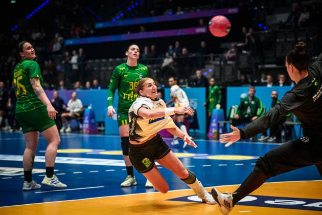 Linn Blohm (Schweden, 7) vs. Renata Lais De Arruda (Brasilien, 87), re. GER, Schweden - Brasilien, Handball Weltmeisterschaft, Vorrunde, Gruppe G, 01.12.2025 GER, Schweden - Brasilien, Handball Weltmeisterschaft, Vorrunde, Gruppe G, 01.12.2025 Stuttgart Copyright: xSandyxDinkelackerx EP_SDR