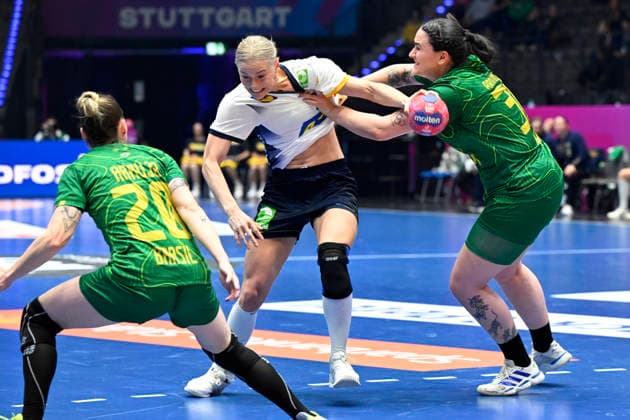 STUTTGART, TYSKLAND 20251201 Sveriges Nina Koppang mot Brasiliens Marcela Santos Arounian under mandagens gruppspelsmatch i grupp G i damernas handbolls-VM mellan Sverige och Brasilien i Porsche Arena i Stuttgart, Tyskland.