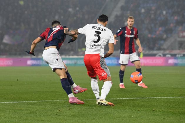 Riccardo Orsolini (Bologna Fc) shooting on goal good chance during Bologna FC vs US Cremonese, Italian soccer Serie A match in Bologna, Italy, December 01 2025  Copyright: xGianlucaxRicci IPAxSportx xipa-agency.netx xx IPA_68606749 IPA_Agency_IPA68606749