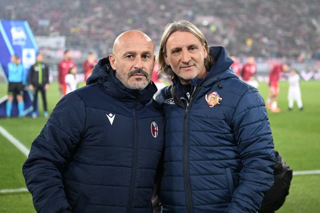 Davide Nicola (Cremonese) and Vincenzo Italiano (Bologna Fc) during Bologna FC vs US Cremonese, Italian soccer Serie A match in Bologna, Italy, December 01 2025  Copyright: xGianlucaxRicci IPAxSportx xipa-agency.netx xx IPA_68606761 IPA_Agency_IPA68606761