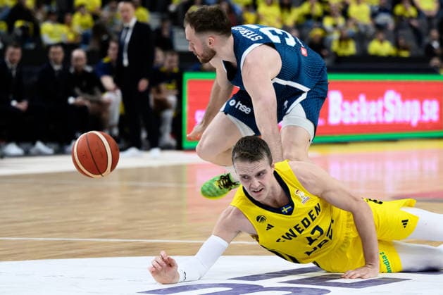 251201 Leon Stergar of Slovenia and Ludvig Hakanson of Sweden during the FIBA World Cup Qualifier game between Sweden and Slovenia on December 1, 2025 in Gothenburg. Photo: Carl Sandin BILDBYRAN kod CS CS0811 basket basketball vm-kval kval fiba world cup qualifiers sverige slovenien sweden slovenia bbeng Copyright: CARLxSANDIN BB251201CS045