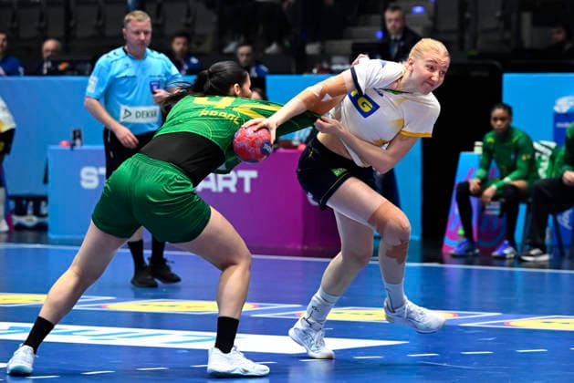 STUTTGART, GERMANY 20251201 Sweden s Tyra AxnÃ r and Brazil s Jhennifer Lopes during Monday s group stage match in Group G of the Women s Handball World Championship, WM, Weltmeisterschaft between Sweden and Brazil at the Porsche Arena in Stuttgart, Germany.