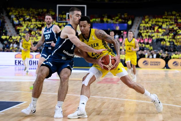 251201 Ziga Samar of Slovenia and Pierre Hampton of Sweden during the FIBA World Cup Qualifier game between Sweden and Slovenia on December 1, 2025 in Gothenburg. Photo: Carl Sandin BILDBYRAN kod CS CS0811 basket basketball vm-kval kval fiba world cup qualifiers sverige slovenien sweden slovenia bbeng Copyright: CARLxSANDIN BB251201CS049