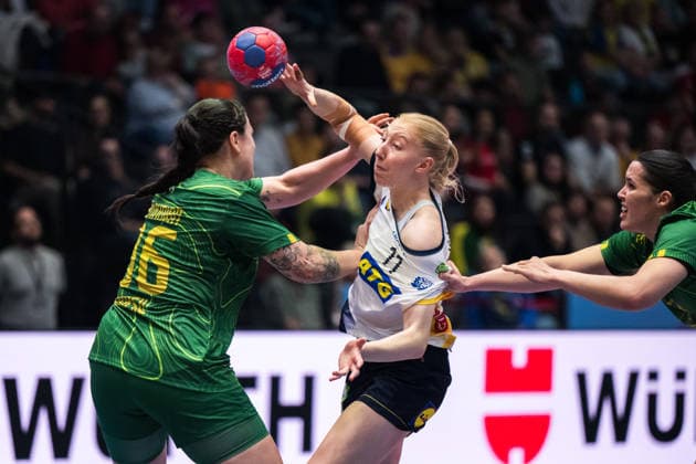 251201 Jhennifer Rosa Lopes Dos Santos of Brazil and Tyra AxnÃ r of Sweden during the 2025 IHF Women™s World Championship, WM, Weltmeisterschaft handball match between Sweden and Brazil on December 1, 2025 in Stuttgart. Photo: Emma Wallskog BILDBYRAN COP 320 EW0598 handball handboll handball handboll handball bbeng vm handball-vm handbolls-vm ihf handball world championship world handball championship 2025 world championship 2025 sverige sweden brasilien dam bbeng bbauto sverige sweden Copyright: EMMAxWALLSKOG BB251201EW024