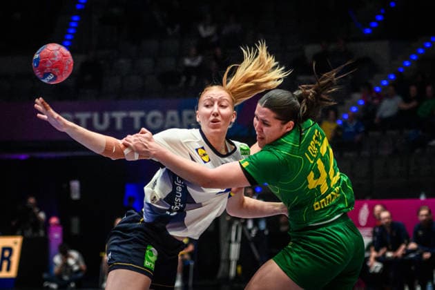 Jhennifer Rosa Lopes Dos Santos (Brasilien, 42) vs. Tyra Axner (Schweden, 11), li. GER, Schweden - Brasilien, Handball Weltmeisterschaft, Vorrunde, Gruppe G, 01.12.2025 GER, Schweden - Brasilien, Handball Weltmeisterschaft, Vorrunde, Gruppe G, 01.12.2025 Stuttgart Copyright: xSandyxDinkelackerx EP_SDR