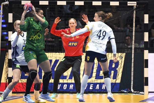 STUTTGART, TYSKLAND 20251201 Sveriges malvakt Johanna Bundsen under mandagens gruppspelsmatch i grupp G i damernas handbolls-VM mellan Sverige och Brasilien i Porsche Arena i Stuttgart, Tyskland.