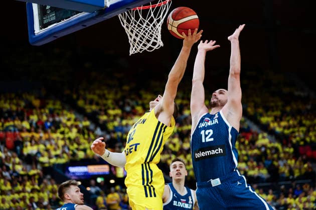 GÖTEBORG, SVERIGE 20251201 Sveriges Ludvig Hakanson mot Sloveniens Rok Radovic under mandagens VM-kval i basket mellan Sverige och Slovenien i Scandinavium. GÖTEBORG SVERIGE x9200x