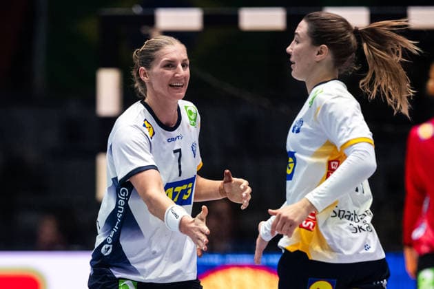 251201 Linn Blohm and Anna Lagerquist of Sweden celebrate during the 2025 IHF Women™s World Championship, WM, Weltmeisterschaft handball match between Sweden and Brazil on December 1, 2025 in Stuttgart. Photo: Emma Wallskog BILDBYRAN COP 320 EW0598 handball handboll handball bbeng vm handball-vm handbolls-vm ihf handball world championship world handball championship 2025 world championship 2025 sverige sweden brasilien dam jubel Copyright: EMMAxWALLSKOG BB251201EW034
