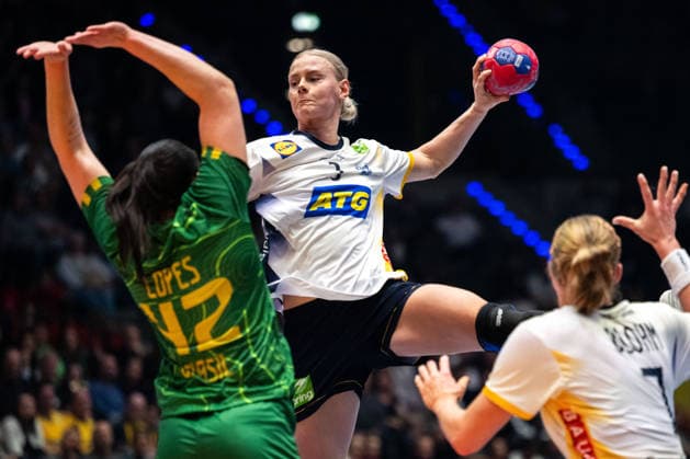 251201 Nina Koppang of Sweden during the 2025 IHF Women™s World Championship, WM, Weltmeisterschaft handball match between Sweden and Brazil on December 1, 2025 in Stuttgart. Photo: Emma Wallskog BILDBYRAN COP 320 EW0598 handball handboll handball bbeng vm handball-vm handbolls-vm ihf handball world championship world handball championship 2025 world championship 2025 sverige sweden brasilien dam Copyright: EMMAxWALLSKOG BB251201EW041
