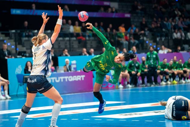 Handball I Frauen I Weltmeisterschaft I Vorrunde I 3. Spieltag I Schweden - Brasilien I 01.12.2025 Bruna de Paula (2, Brasilien) im Wurf Stuttgart Porsche Arena Baden-Württemberg Deutschland Copyright: xLobeca MaxxPetershansx