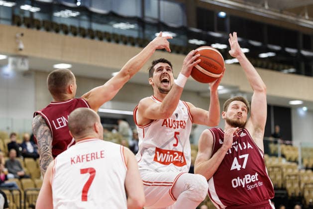 BASKETBALL - FIBA WC Quali, AUT vs LAT VIENNA,AUSTRIA,01.DEC.25 - BASKETBALL - FIBA Basketball World Cup 2027,Qualifiers, international match, Länderspiel, Nationalmannschaft Austria vs Latvia. Image shows Toms Leimanis (LAT), Bogic Vujosevic (AUT) and Arturs Kurucs (LAT).  GEPAxpictures xArminxRauthner