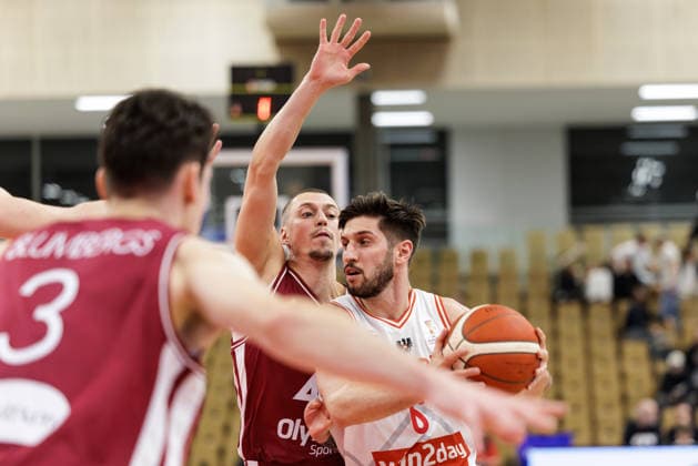 BASKETBALL - FIBA WC Quali, AUT vs LAT VIENNA,AUSTRIA,01.DEC.25 - BASKETBALL - FIBA Basketball World Cup 2027,Qualifiers, international match, Länderspiel, Nationalmannschaft Austria vs Latvia. Image shows Toms Leimanis (LAT) and Daniel Friedrich (AUT).  GEPAxpictures xArminxRauthner