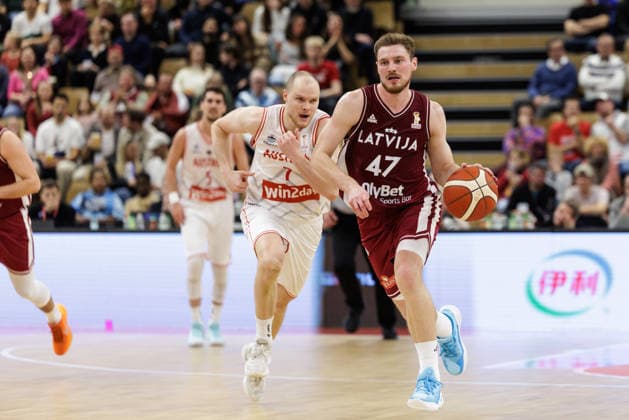 BASKETBALL - FIBA WC Quali, AUT vs LAT VIENNA,AUSTRIA,01.DEC.25 - BASKETBALL - FIBA Basketball World Cup 2027,Qualifiers, international match, Länderspiel, Nationalmannschaft Austria vs Latvia. Image shows Sebastian Kaeferle (AUT) and Arturs Kurucs (LAT).  GEPAxpictures xArminxRauthner