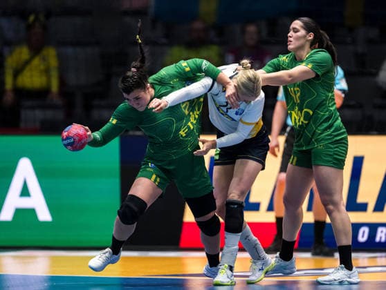 251201 Emma Lindqvist of Sweden against Giulia Guarieiro and Jhennifer Rosa Lopes Dos Santos of Brazil during the 2025 IHF Women™s World Championship, WM, Weltmeisterschaft handball match between Sweden and Brazil on December 1, 2025 in Stuttgart. Photo: Emma Wallskog BILDBYRAN COP 320 EW0598 handball handboll handball bbeng vm handball-vm handbolls-vm ihf handball world championship world handball championship 2025 world championship 2025 sverige sweden brasilien dam bbauto Copyright: EMMAxWALLSKOG BB251201EW044