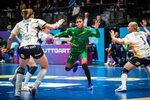 Bruna de Paula (Brasilien, 2) zwischen Linn Blohm (Schweden, 7) und Nina Koppang (Schweden, 3), re. GER, Schweden - Brasilien, Handball Weltmeisterschaft, Vorrunde, Gruppe G, 01.12.2025 GER, Schweden - Brasilien, Handball Weltmeisterschaft, Vorrunde, Gruppe G, 01.12.2025 Stuttgart Copyright: xSandyxDinkelackerx EP_SDR