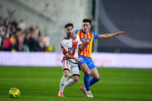 December 1, 2025, Madrid, Madrid, Spain: Pepelu of Valencia CF and Unai Lopez of Rayo Vallecano compete for the ball during the Spanish League, LaLiga EA Sports, football match played between Rayo Vallecano and Valencia CF at Estadio de Vallecas on December 01, 2025, in Madrid, Spain. Madrid Spain - ZUMAa181 20251201_zaa_a181_145 Copyright: xDennisxAgyemanx