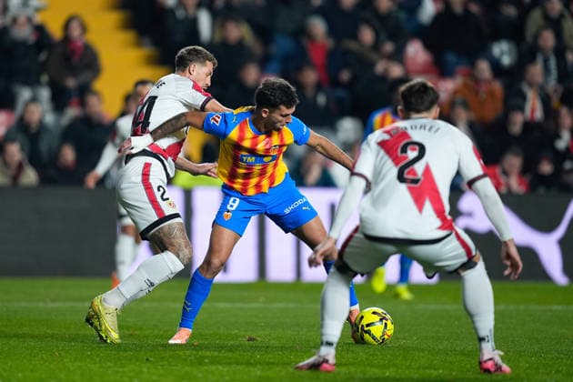 December 1, 2025, Madrid, Madrid, Spain: Hugo Duro of Valencia CF and Florian Lejeune of Rayo Vallecano compete for the ball during the Spanish League, LaLiga EA Sports, football match played between Rayo Vallecano and Valencia CF at Estadio de Vallecas on December 01, 2025, in Madrid, Spain. Madrid Spain - ZUMAa181 20251201_zaa_a181_147 Copyright: xDennisxAgyemanx