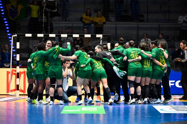 STUTTGART, TYSKLAND 20251201 Brasiliens lag jublar efter vinsten i mandagens gruppspelsmatch i grupp G i damernas handbolls-VM mellan Sverige och Brasilien som slutade 27-31 i Porsche Arena i Stuttgart, Tyskland. STUTTGART TYSKLAND x10070x