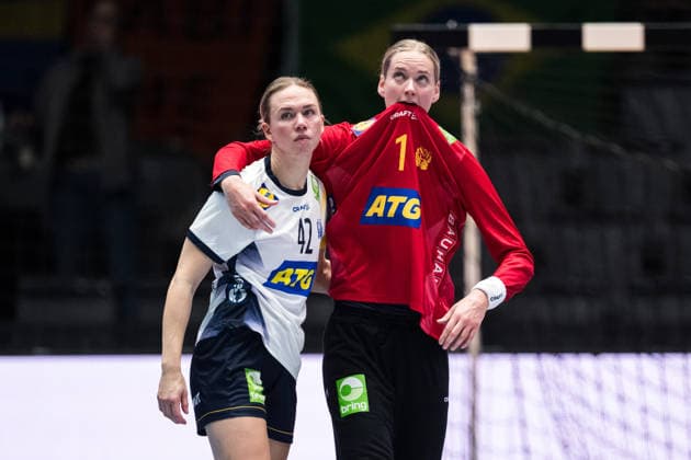 251201 Jenny Carlson and Goalkeeper Johanna Bundsen of Sweden look dejected after the 2025 IHF Women™s World Championship, WM, Weltmeisterschaft handball match between Sweden and Brazil on December 1, 2025 in Stuttgart. Photo: Emma Wallskog BILDBYRAN COP 320 EW0598 handball handboll handball bbeng vm handball-vm handbolls-vm ihf handball world championship world handball championship 2025 world championship 2025 sverige sweden brasilien dam bbauto depp Copyright: EMMAxWALLSKOG BB251201EW071