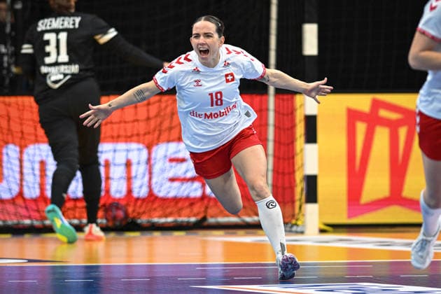 Niederlande, Handball, Weltmeisterschaft der Frauen 2025, Ungarn vs Schweiz, 01.12.2025, Maaspoort Sports & Events, s-Hertogenbosch, Niederlande, Melanie Felber (Schweiz, 18) jubelt über ein Tor Copyright: xMarkusxVerwimpx