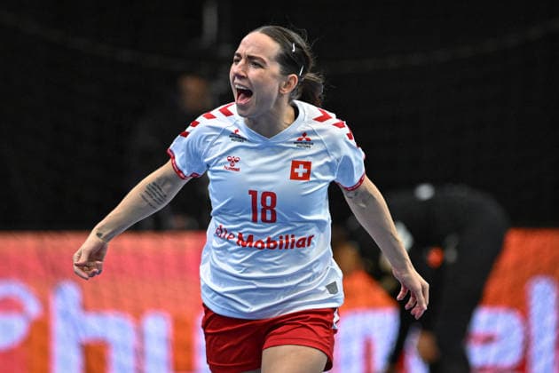 Niederlande, Handball, Weltmeisterschaft der Frauen 2025, Ungarn vs Schweiz, 01.12.2025, Maaspoort Sports & Events, s-Hertogenbosch, Niederlande, Melanie Felber (Schweiz, 18) jubelt über ein Tor Copyright: xMarkusxVerwimpx