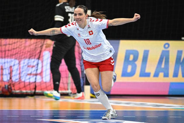 Niederlande, Handball, Weltmeisterschaft der Frauen 2025, Ungarn vs Schweiz, 01.12.2025, Maaspoort Sports & Events, s-Hertogenbosch, Niederlande, Torjubel Melanie Felber (Schweiz, 18) Copyright: xMarkusxVerwimpx