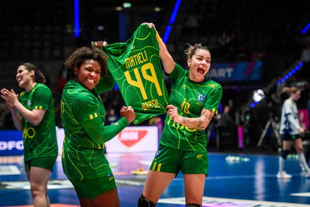 Mariane Cristina Oliveira Fernandes (Brasilien, 6) und Jessica Quintino Ribeiro (Brasilien, 10) halten Trikot Nr.49 - Matieli GER, Schweden - Brasilien, Handball Weltmeisterschaft, Vorrunde, Gruppe G, 01.12.2025 GER, Schweden - Brasilien, Handball Weltmeisterschaft, Vorrunde, Gruppe G, 01.12.2025 Stuttgart Copyright: xSandyxDinkelackerx EP_SDR