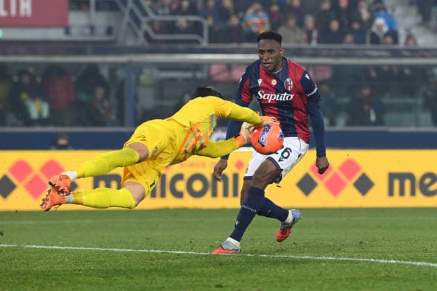 Emil Audero (Cremonese) block a ball during Bologna FC vs US Cremonese, Italian soccer Serie A match in Bologna, Italy, December 01 2025  Copyright: xGianlucaxRicci IPAxSportx xipa-agency.netx xx IPA_68608820 IPA_Agency_IPA68608820