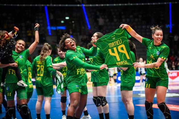 Jubel mit Team - Mariane Cristina Oliveira Fernandes (Brasilien, 6) und Jessica Quintino Ribeiro (Brasilien, 10) halten Trikot Nr.49 - Matieli GER, Schweden - Brasilien, Handball Weltmeisterschaft, Vorrunde, Gruppe G, 01.12.2025 GER, Schweden - Brasilien, Handball Weltmeisterschaft, Vorrunde, Gruppe G, 01.12.2025 Stuttgart Copyright: xSandyxDinkelackerx EP_SDR