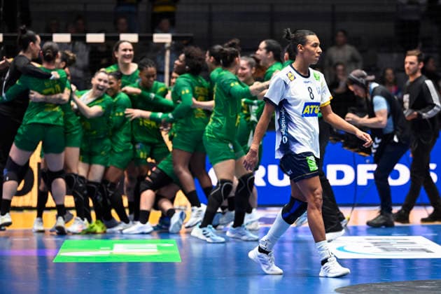 STUTTGART, GERMANY 20251201 The Brazilian team celebrates after winning Monday s group stage match in Group G of the Women s Handball World Championship, WM, Weltmeisterschaft between Sweden and Brazil which ended 27-31 at the Porsche Arena in Stuttgart, Germany. STUTTGART GERMANY x10070x