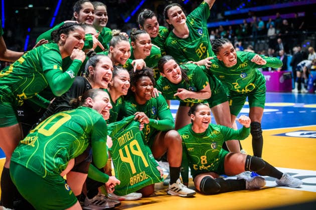 Brasilianisches Team Team Brasilien jubelt, Jubel, Freude, Lachen GER, Schweden - Brasilien, Handball Weltmeisterschaft, Vorrunde, Gruppe G, 01.12.2025 GER, Schweden - Brasilien, Handball Weltmeisterschaft, Vorrunde, Gruppe G, 01.12.2025 Stuttgart Copyright: xSandyxDinkelackerx EP_SDR