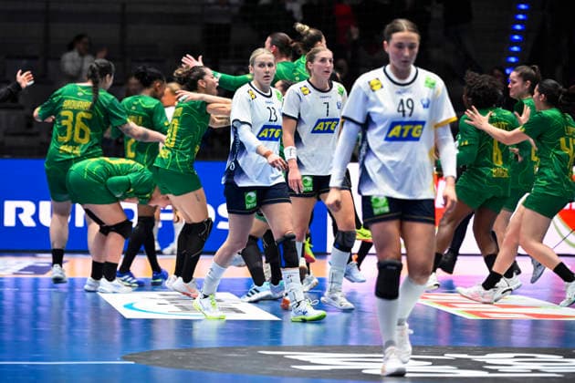 STUTTGART, GERMANY 20251201 Sweden s Olivia Löfqvist is devastated after losing, 27-31, in Monday s group stage match in Group G of the Women s Handball World Championship, WM, Weltmeisterschaft between Sweden and Brazil at the Porsche Arena in Stuttgart, Germany. STUTTGART GERMANY x10070x